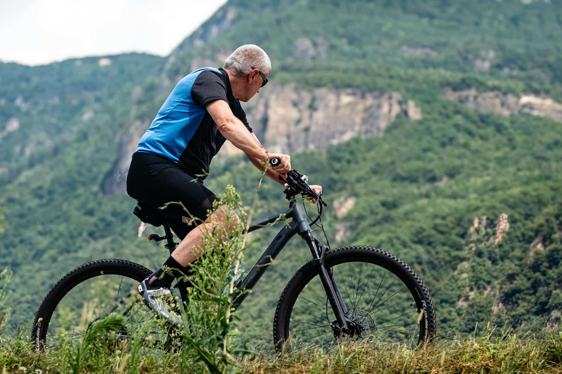 photo/senior-biker-riding-mountain-trails-outdoors