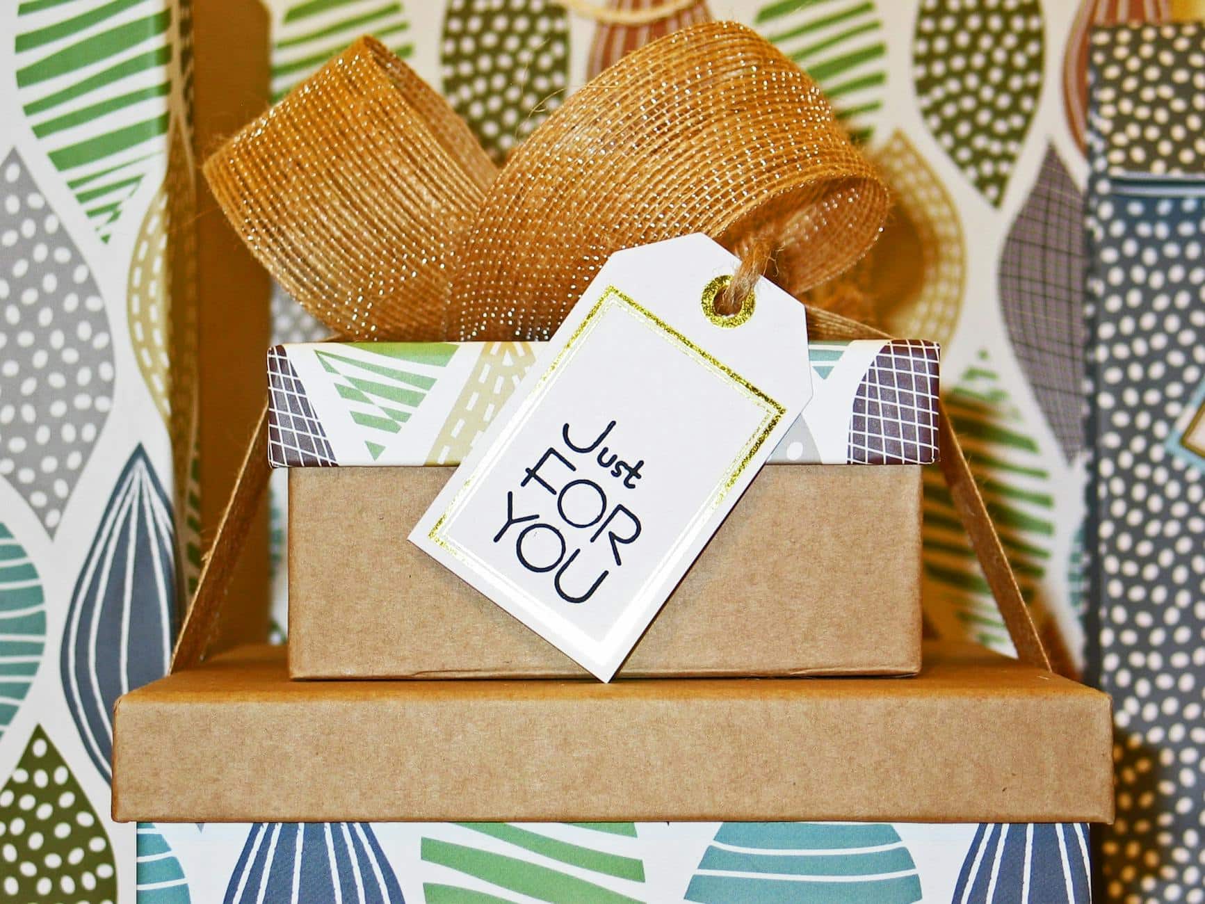 photo/close-up-photo-of-gift-boxes-with-greeting-card-